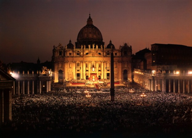 Una vista de San Pedro en la coronacion del papa Giovanni Battista Montini en 1963.