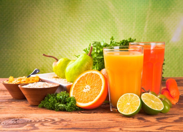 Jugos naturales. Los jugos naturales contienen vitaminas que el cuerpo necesita, pero abusar de ellos puede exceder nuestras necesidades de azúcar o calcio; el jugo de naranja, particularmente, puede producir dolor de estómago y, si se consume en exceso, puede provocar diarrea por el exceso de vitamina C.