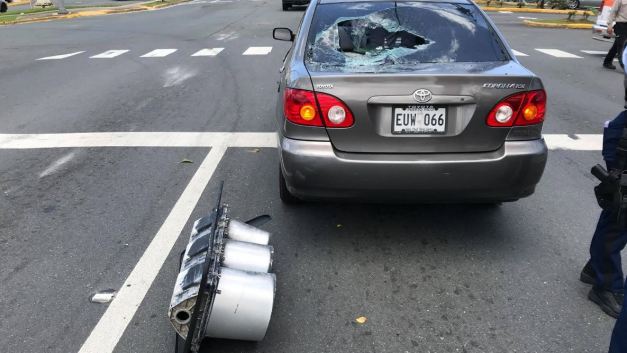 No bastó con manifestarse en la calle, un inconforme lo hizo desde un semáforo. Aquí las imágenes.