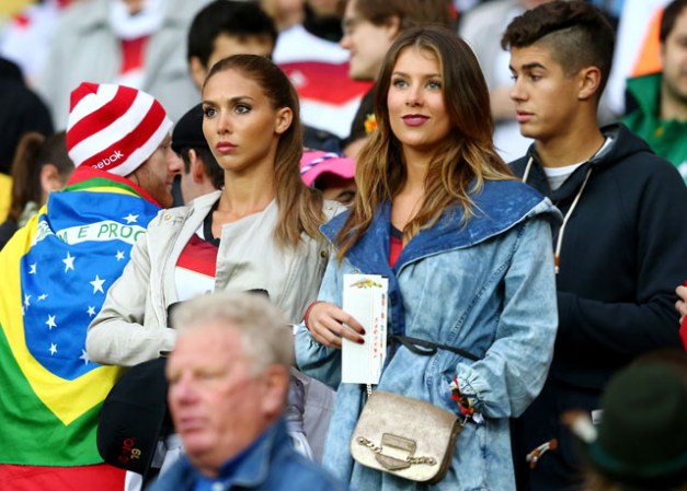 Ann-Kathrin Broemmel, novia de Mario Goetze (Alemania), y Montana Yorke, novia de Andre Schuerrle (Alemania).