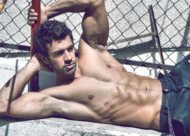 Al actor mexicano le gustan el buceo, el paracaidismo y el fútbol.