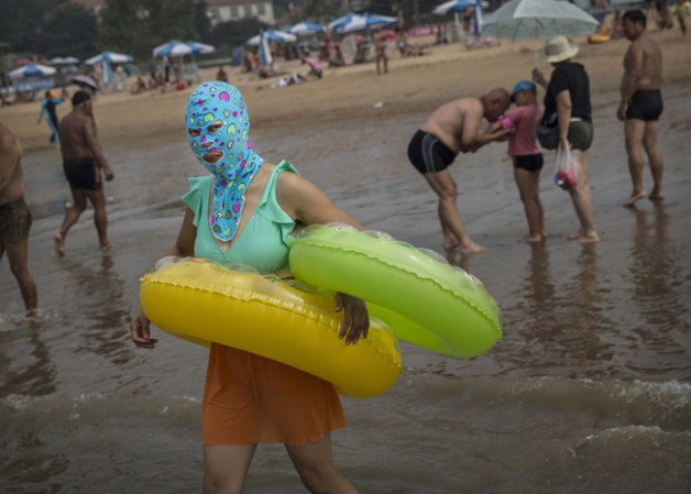 Normalmente, los "face-kinis" son acompañados de un traje de cuerpo con mangas largas.