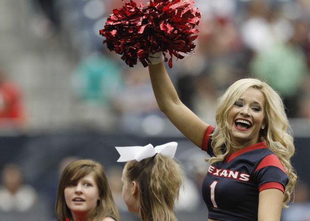 Las porristas de la NFL y del "football" universitario asombran con su belleza y su energía.