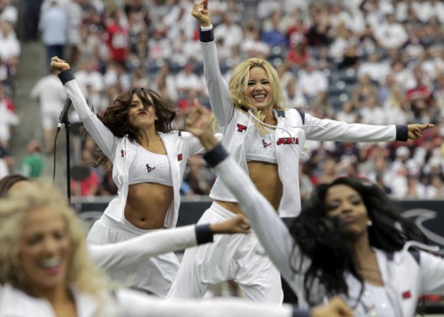 Las porristas de la NFL y del "football" universitario asombran con su belleza y su energía.