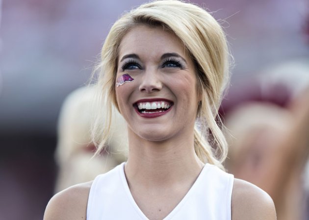 Las porristas de la NFL y del "football" universitario asombran con su belleza y su energía.