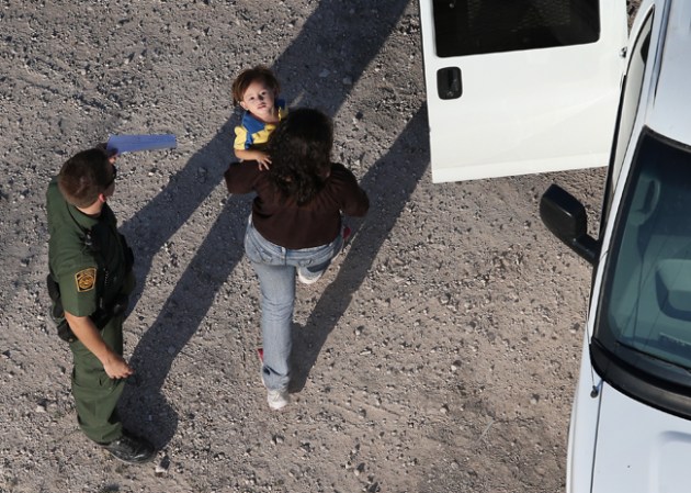 Los agentes están encargados de patrullar cerca de 6,000 millas de frontera terrestre y más de 2,000 millas costeras.