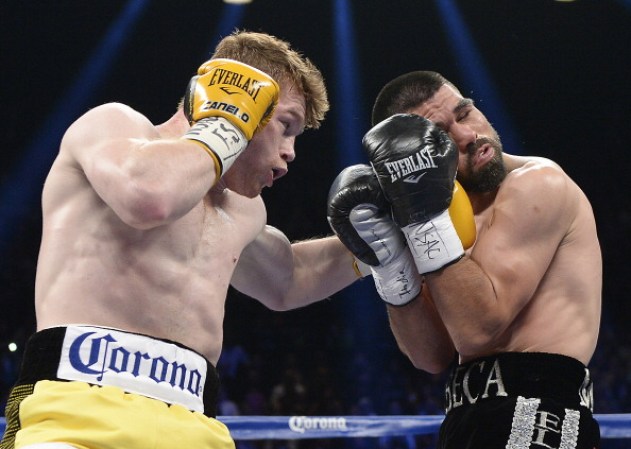 El mexicano Saúl "Canelo" Alvarez venció por nocáut técnico a su paisano Alfredo Angulo, a quien tundió a placer, en un combate en la categoría de peso mediano junior.