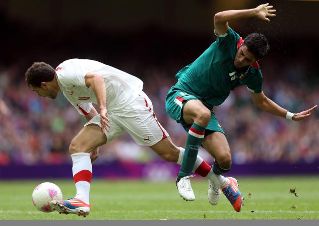 México jugará su próximo partido el sábado contra un rival por definir. Admir Mehmedi y Nestor Vidrio durante el encuentro.