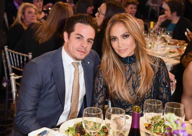 Beso explosivo entre J.Lo y Rita Moreno.