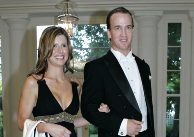 Ashley y Peyton Manning, el quarterback de los Broncos, se casaron en el 2001 y ahora tienen dos hijos mellizos nacidos en el 2011.