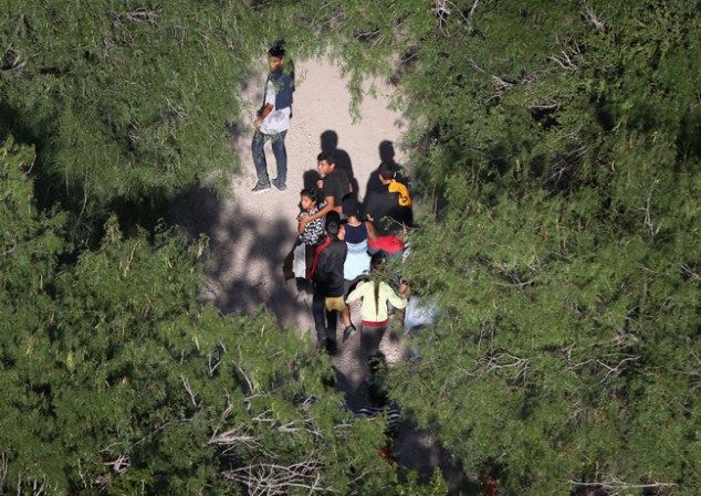 Las detenciones de inmigrantes indocumentados se dan a diario como lo muestra esta escena en McAllen, Texas.