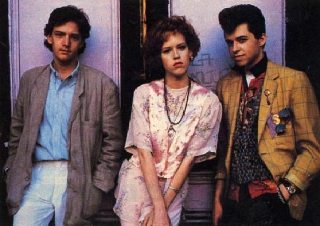 Si estás en medio de un triángulo amoroso: “La chica de rosa” (Pretty in pink). Ciertamente esta situación no es exclusiva del argumento de una película. La vida real puede mostrar aún más sorpresas que las experimentadas por Molly Ringwald, Andrew McCarthy y Jon Cryer.