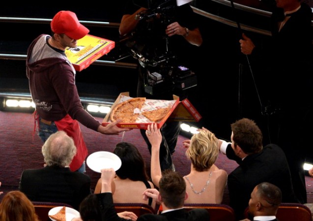 Después de horas en los Premios Oscar, Ellen DeGeneres pensó que la audiencia podía tener hambre y ordenó pizza.