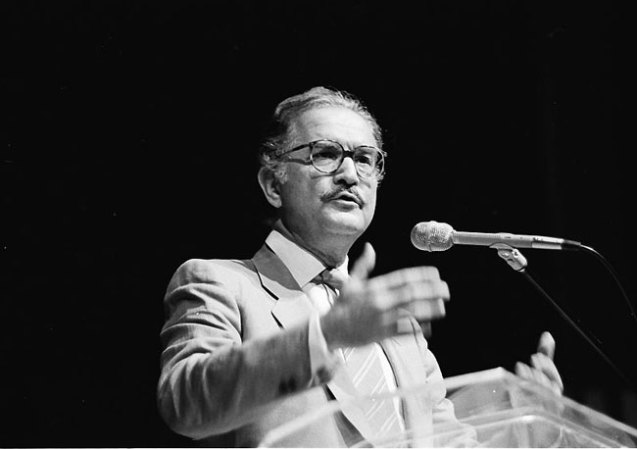 15 DE MAYO, 2012: Muere el escritor mexicano Carlos Fuentes a los 83 años debido a una hemorragia interna.