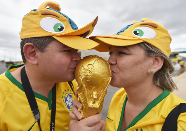 Los fans del partido de México contra Brasil también fueron parte del espectáculo.