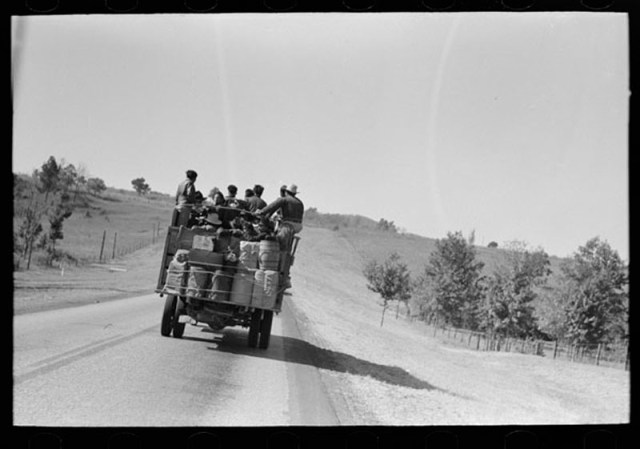 Camión lleno de inmigrantes mexicanos que regresan de Mississippi donde estuvieron recogiendo algodón.