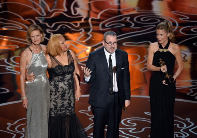 (Izquierda a derecha) Janet Friesen, cantante Darlene Love, director Morgan Neville, y productora Caitrin Rogers ganaron un Oscar por mejor documental '20 Feet from Stardom'.