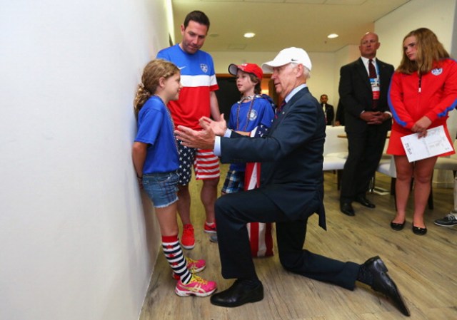 Joe Biden con una pequeña fan estadounidense.