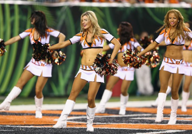 Las porristas de la NFL y del "football" universitario asombran con su belleza y su energía.