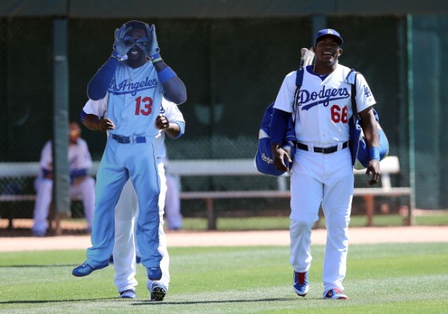 Yasiel Puig #66 de Los Angeles Dodgers bromeando con Hanley Ramírez.