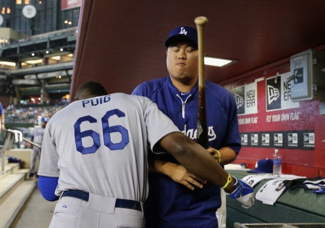 Yasiel Puig #66 de Los Angeles Dodgers bromea con Hyun-Jin Ryu.