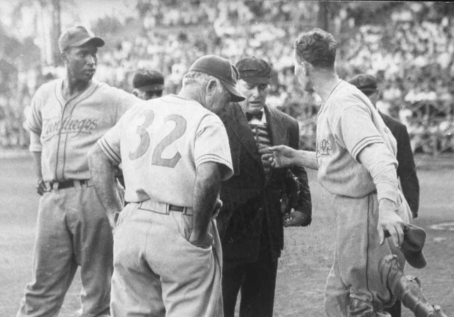Martin Dihigo, manager del Cienfuegos, y Adolfo Luque (32), del Habana, en un partido de la Liga Profesional Cubana en los años 40.