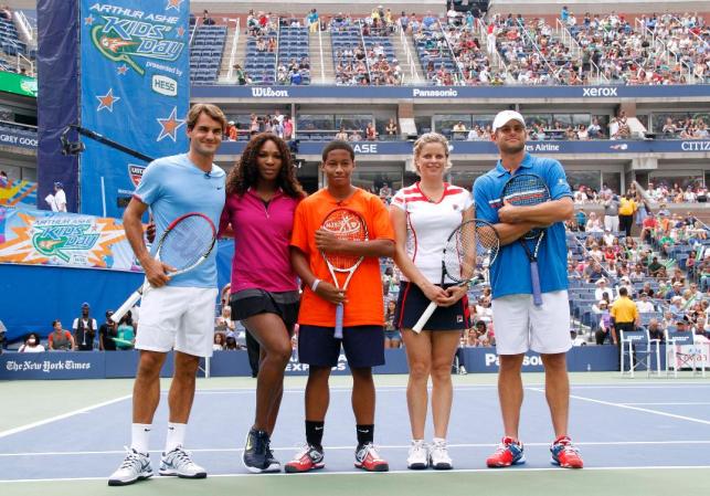 De izquierda a derecha: Roger Federer, Serena Williams, Taylor McKnight, Kim Clijsters y Andy Roddick, quien anunció su retiro al termino de este torneo.