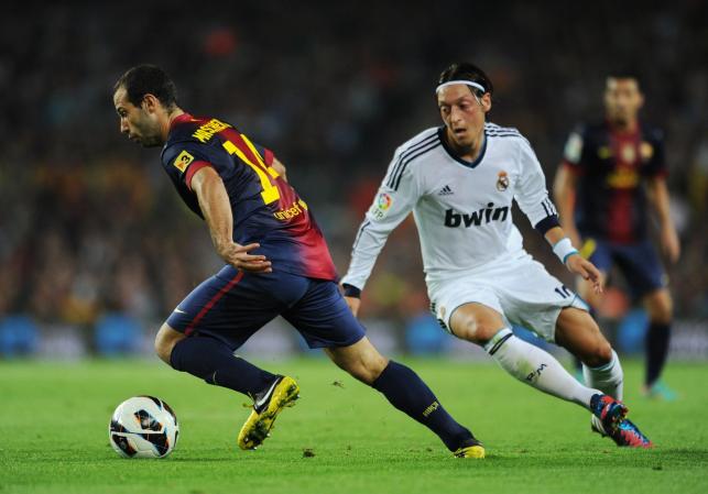Mascherano protege el esférico ante la arremetida de Ozil.