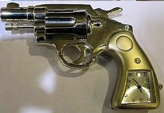 Las armas, explosivos y réplicas en estas fotos fueron incautados por la Administración de Seguridad del Transporte (TSA) durante diversos chequeos en distintos aeropuertos de EEUU.