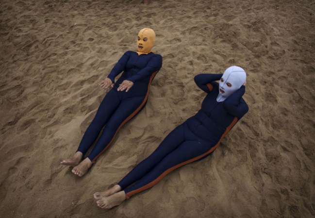La moda del "face-kini" llegó para quedarse.