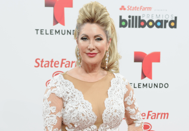 Felicia Mercado desplegó un escote protegido por el delicado encaje de su vestido.
