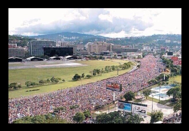 FEBRERO 13, 2014. Miles de estudiantes marcharon ayer por toda Venezuela. Unos, en protesta al gobierno de Nicolás Maduro. Otros en apoyo.