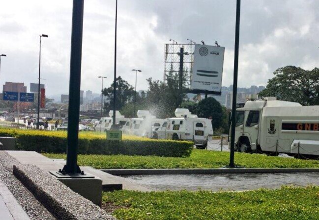 El gobierno sacó tanquetas a las calles para evitar más concentraciones en las últimas horas.