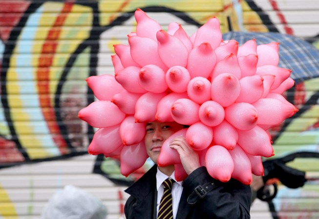 ISHINOMAKI, JAPÓN: Un japones con globos en la cabeza esperaba conocer al principe William, Duke of Cambridge.