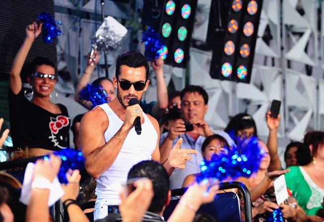 Además, el actor debutó en la escena musical con la salida de su primer corte promocional Teresa.