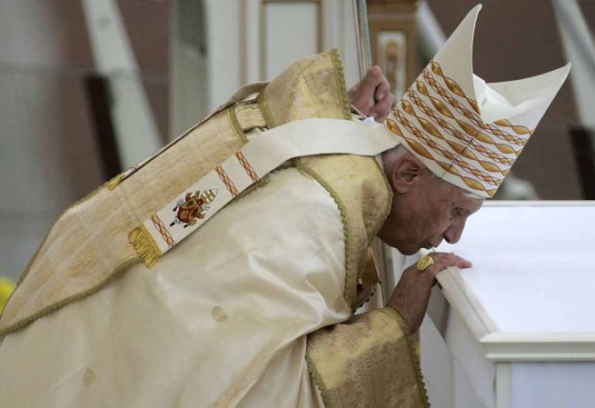 19 de abril del 2005: Elegido el 265º pontífice en uno de los cónclaves más rápidos de la historia. Tras escoger el nombre de Benedicto XVI, dice ser meramente "un trabajador simple, humilde, en la Viña del Señor".