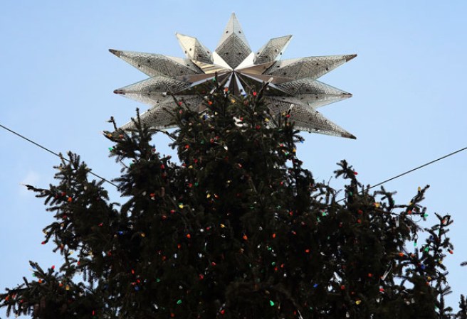 Varios artistas, acompañados de miles de espectadores, se dieron cita en Nueva York para iniciar oficialmente la navidad, tras encender el árbol navideño en la Plaza Rockefeller.