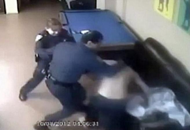 Una cámara de seguridad captó como unos policías atacaron a golpes y bastonazos a un desamparado en una sinagoga de Brooklyn.