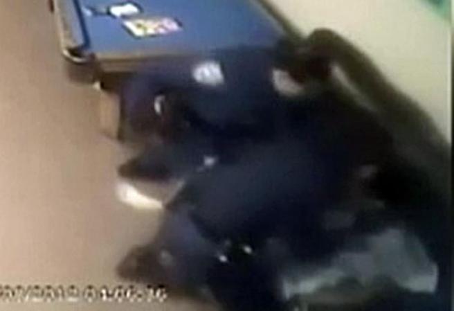 Una cámara de seguridad captó como unos policías atacaron a golpes y bastonazos a un desamparado en una sinagoga de Brooklyn.