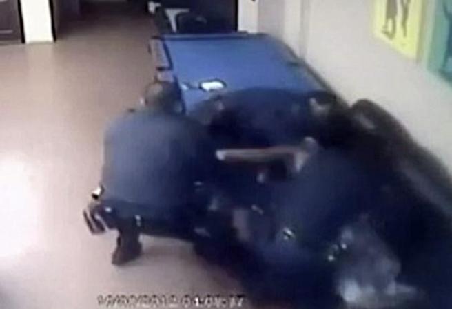Una cámara de seguridad captó como unos policías atacaron a golpes y bastonazos a un desamparado en una sinagoga de Brooklyn.