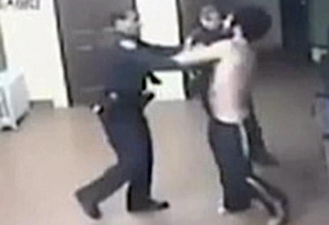 Una cámara de seguridad captó como unos policías atacaron a golpes y bastonazos a un desamparado en una sinagoga de Brooklyn.