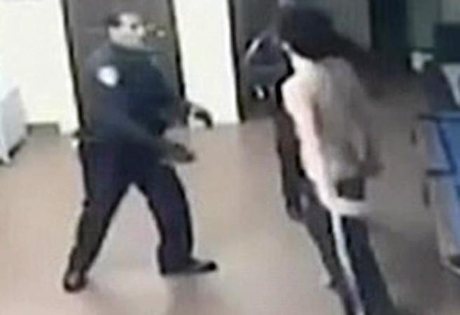 Una cámara de seguridad captó como unos policías atacaron a golpes y bastonazos a un desamparado en una sinagoga de Brooklyn.