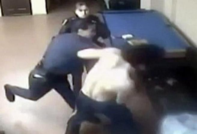 Una cámara de seguridad captó como unos policías atacaron a golpes y bastonazos a un desamparado en una sinagoga de Brooklyn.