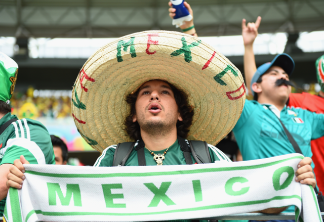 Los fans del partido de México contra Brasil también fueron parte del espectáculo.