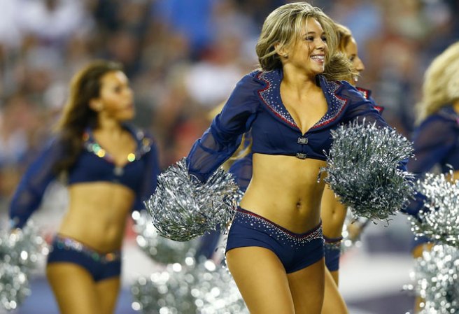 Las porristas de la NFL y del "football" universitario asombran con su belleza y su energía.