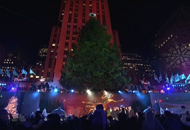 Varios artistas, acompañados de miles de espectadores, se dieron cita en Nueva York para iniciar oficialmente la navidad, tras encender el árbol navideño en la Plaza Rockefeller.