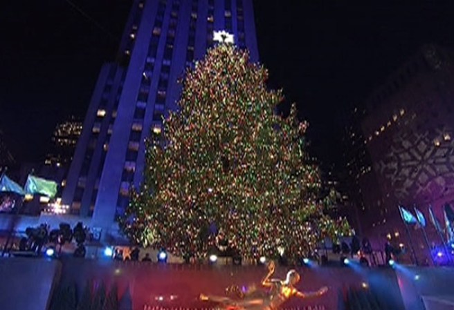 Varios artistas, acompañados de miles de espectadores, se dieron cita en Nueva York para iniciar oficialmente la navidad, tras encender el árbol navideño en la Plaza Rockefeller.