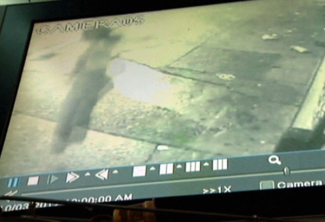 4 DE OCTUBRE, 2012: Una familia opta por saltar desde la ventana de su apartamento para no morir quemados.