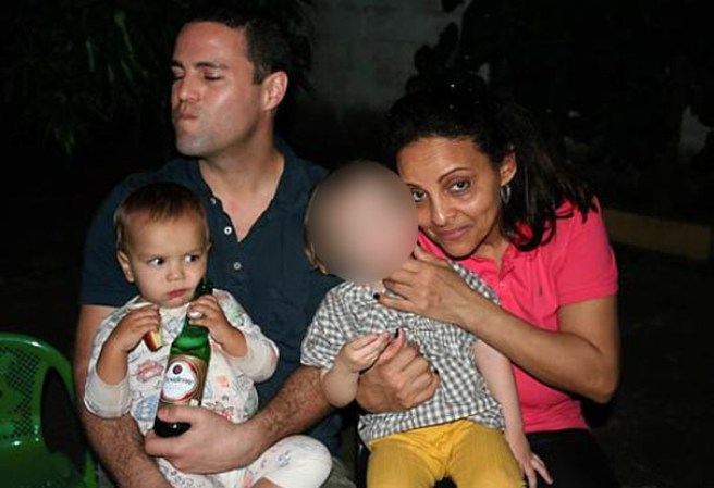 En esta foto se ve al padre Kevin Krim, a Leo, y a su tercera hija, la cual sobrevivió, en un viaje de vacaciones a la República Dominicana.