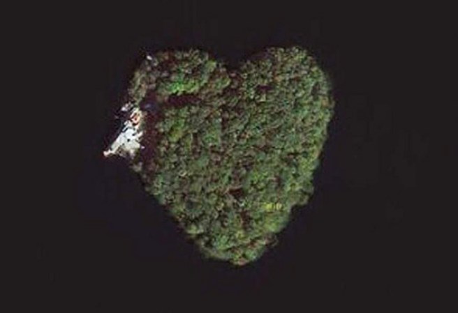La isla tiene una casi perfecta forma de corazón.